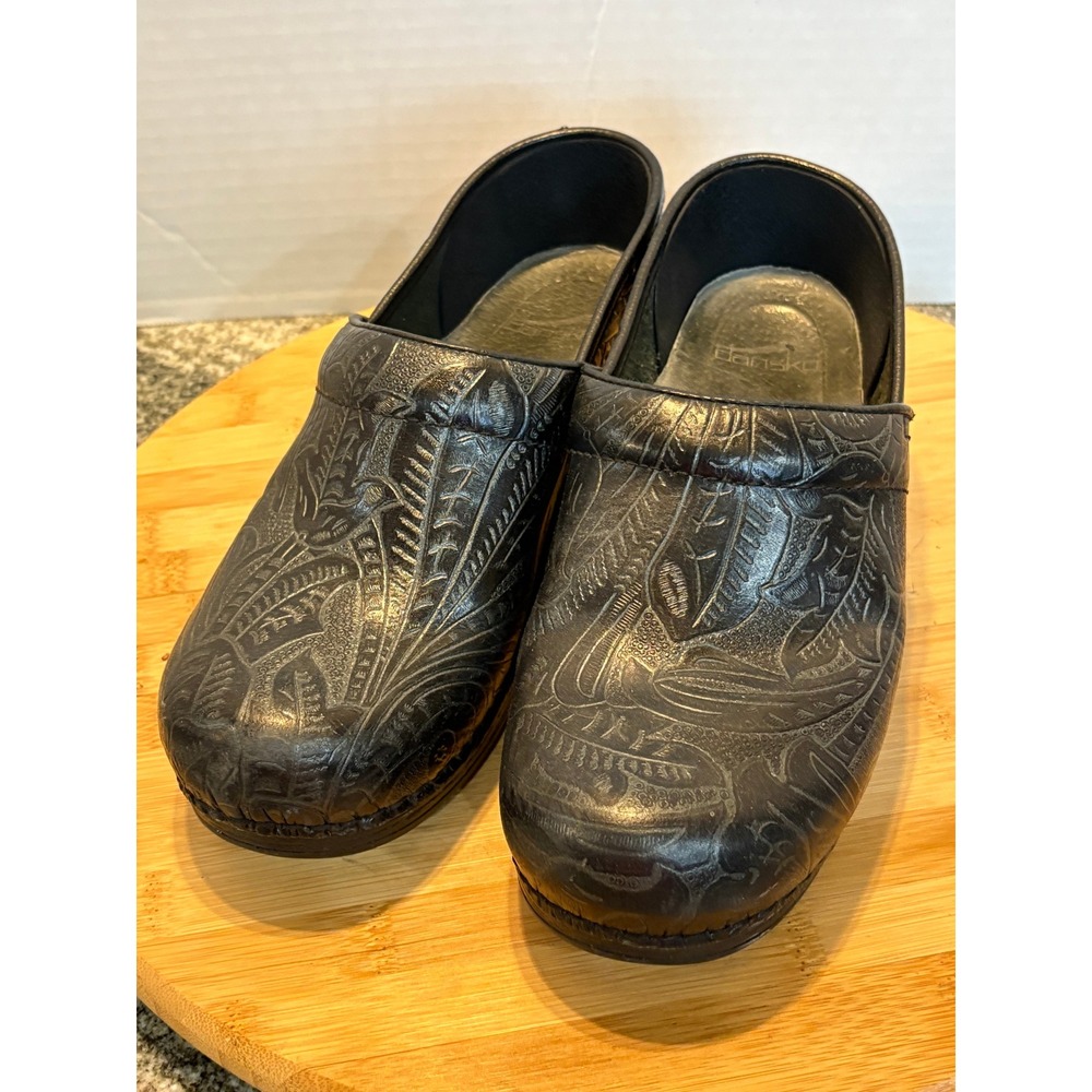 Dansko Embossed Leather‎ Clogs Size 39 Black Slip Resistant Comfort Shoes